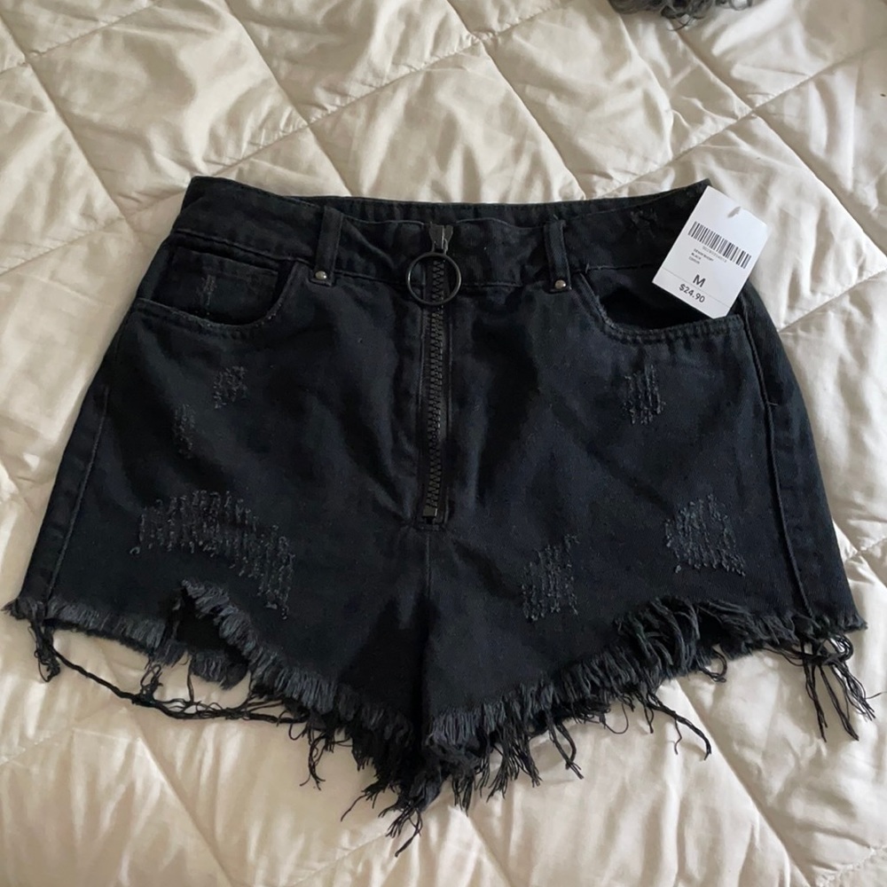 NWT blk distressed jean short